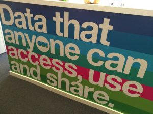Empfangstresen im eingangsbereich. Darauf steht: Data that anyone can access, use and share.