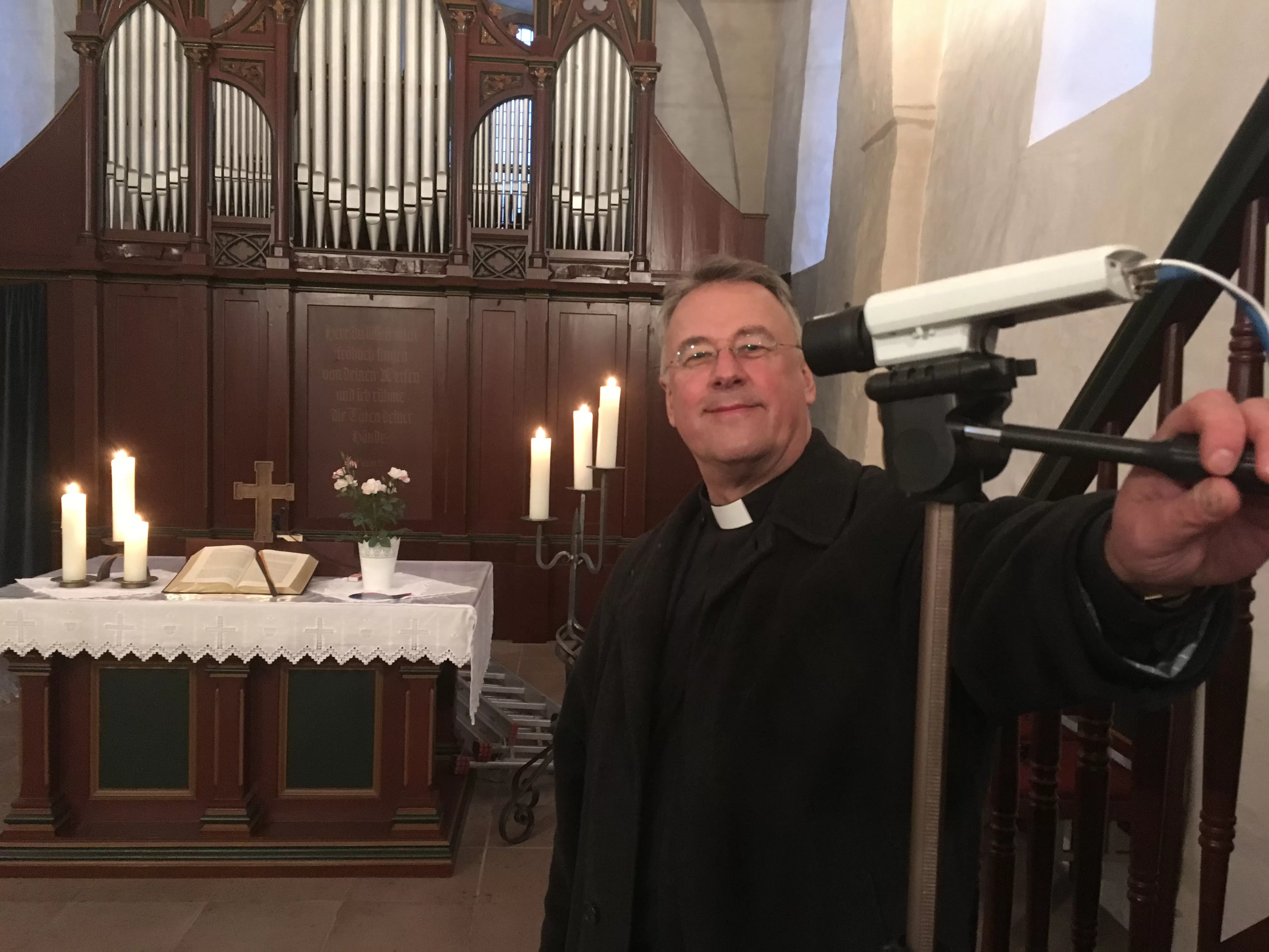 Pfarrer Cierpka bedient die Kamera in der Evangelischen Kirche von Elsoff.