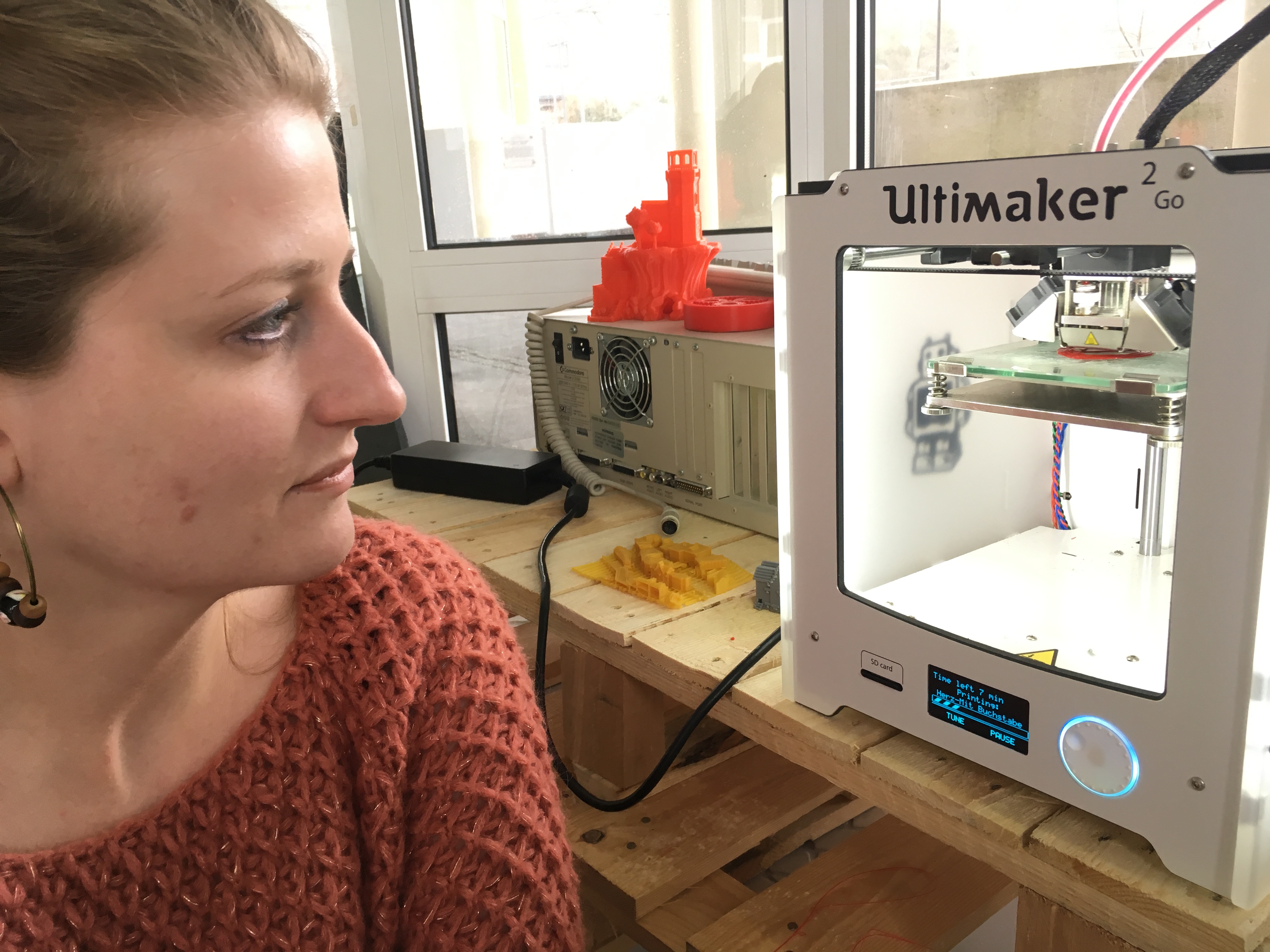 Projektleiterin Sarah Brühl blickt in einen 3D-Drucker.