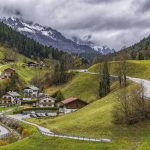Ein Dorf in den Alpen, in einem kleinen Tal. Zu sehen sind rund ein Dutzend Häuser und kleinere Straßen.