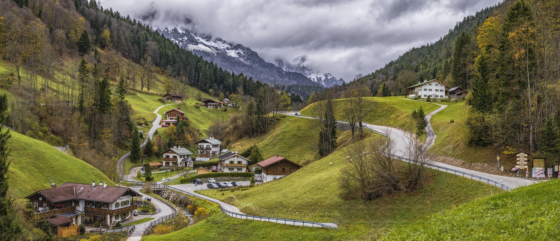 Ein Dorf in den Alpen, in einem kleinen Tal. Zu sehen sind rund ein Dutzend Häuser und kleinere Straßen.