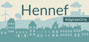 Grafik: in der unteren H&auml;lfte H&auml;userfassaden, in dunklem Gr&uuml;n. Oben eine h&uuml;gelige Silhouette. Ganz oben der Schriftzug Hennef. Rechts an der Seite der Grafik steht der Hashtag Digitale Orte.