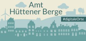 Grafik: in der unteren H&auml;lfte H&auml;userfassaden, in dunklem Gr&uuml;n. Oben eine h&uuml;gelige Silhouette. Ganz oben der Schriftzug Amt H&uuml;ttener Berge. Rechts an der Seite der Grafik steht der Hashtag Digitale Orte.