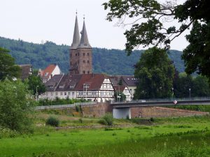 Blick auf zwei Kircht&uuml;rme in der Altstadt von H&ouml;xter.