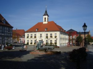 Der Markplatz in Angerm&uuml;nde. Im Zentrum des Fotos steht ein altes, wei&szlig;es Geb&auml;ude, das aber h&uuml;bsch renoviert wurde.