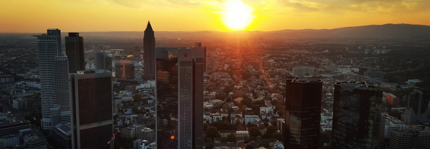 Sonnenuntergang hinter der Skyline von Frankfurt am Main.