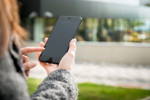 Eine Frau benutzt ein Smartphone.