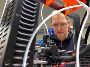 Der Leiter des 3D-Druck-Zentrums in Soest, Jens Bechthold, &uuml;berpr&uuml;ft die Druckqualit&auml;t.