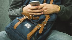 Ein Mann informiert sich per Smartphone.