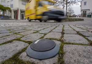 Ein im Boden eingelassener Sensor meldet Falschparker.