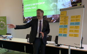 Landrat Peter Berek nimmt an einem Experten-Workshop teil.