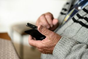 Hand h&auml;lt Smartphone